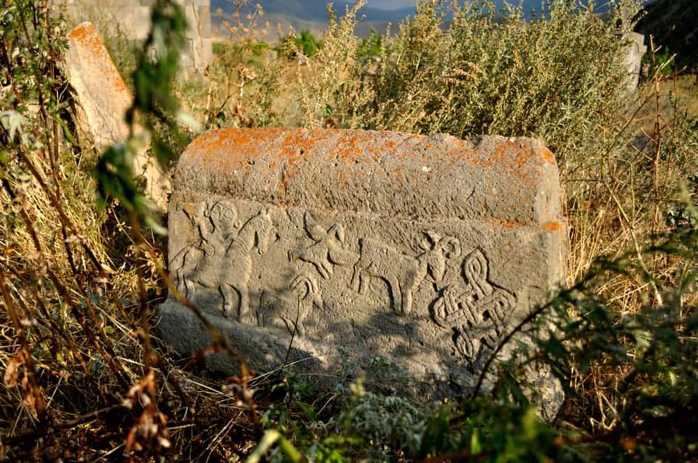 Sa stilizovanim prikazom životinja ukrašen nadgobni spomenik u Vorotnavanku, Jermenija