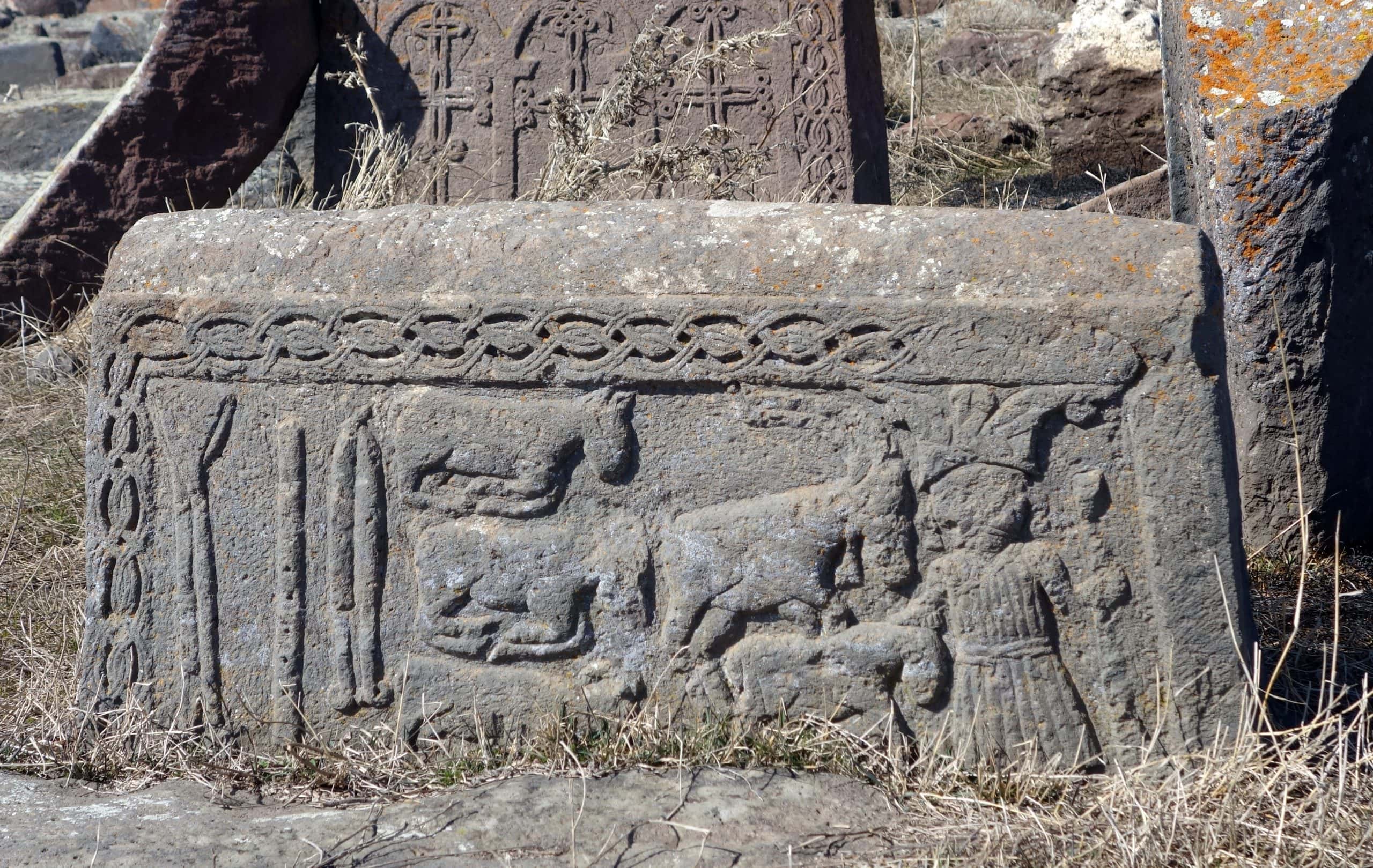 Prikaz čoveka i životinja na nadgobnom spomeniku u Noratusu, Jermenija