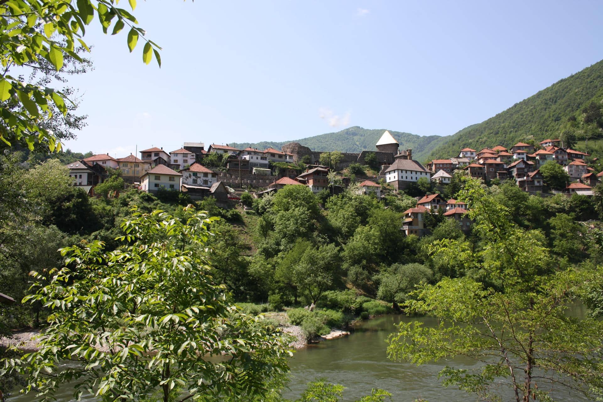 Srednjovekovno selo Vranduk u blizini Zenice na obali reke Bosne, nedaleko od Bilinog polja